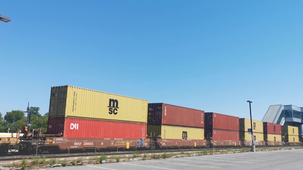 BNSF 239033 (5 Section Well Car Altogther)