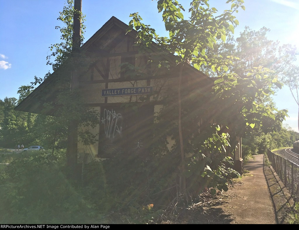 Side view of Valley Forge Park station