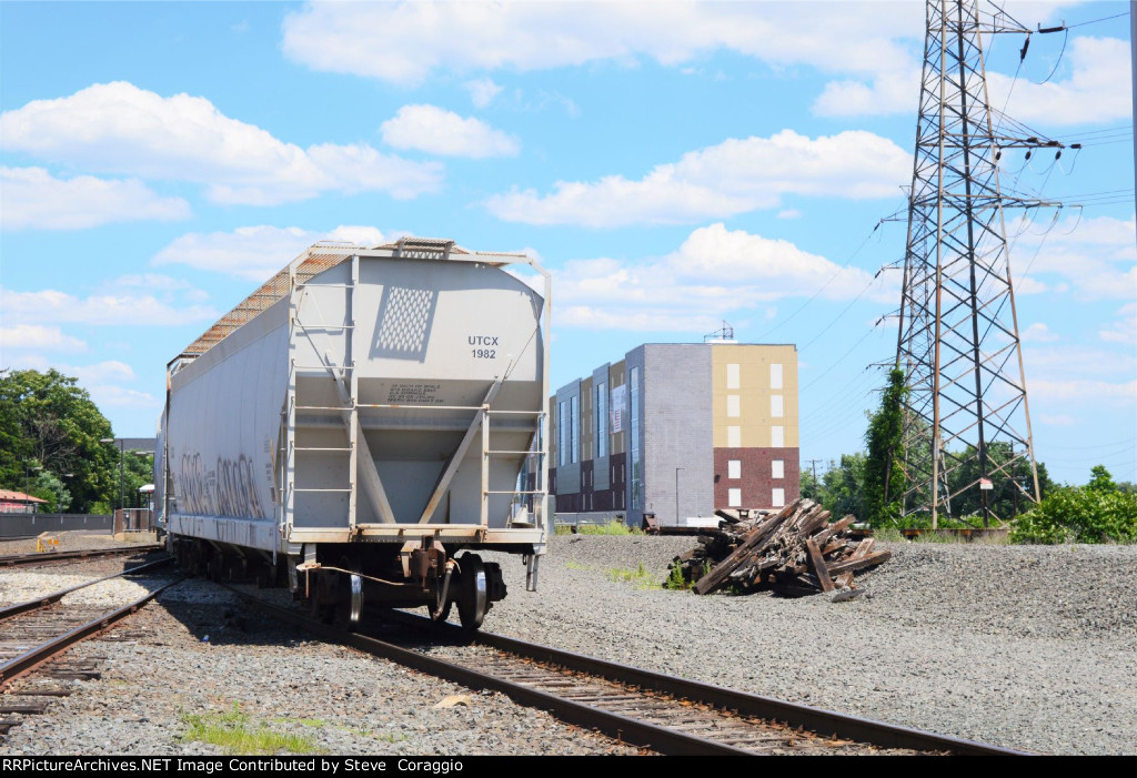 UTCX 1982 Pushed onto the Valley Interchange Track