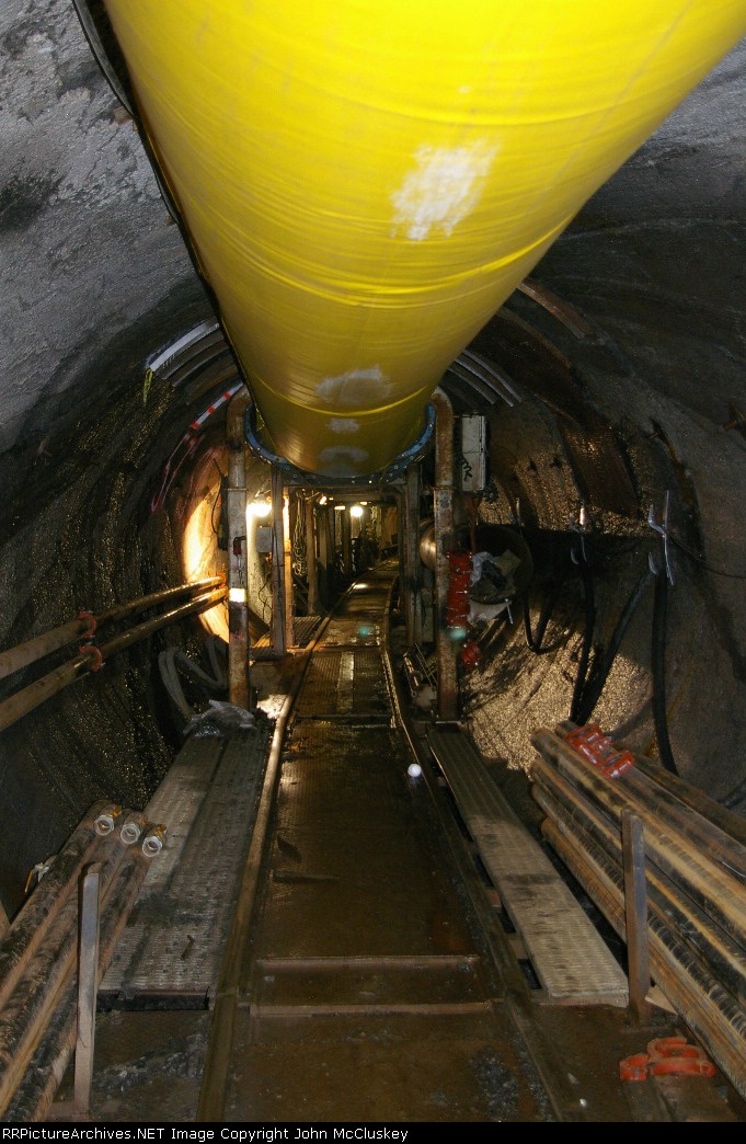 Trailing gear at the rear of the tunnel boring machine