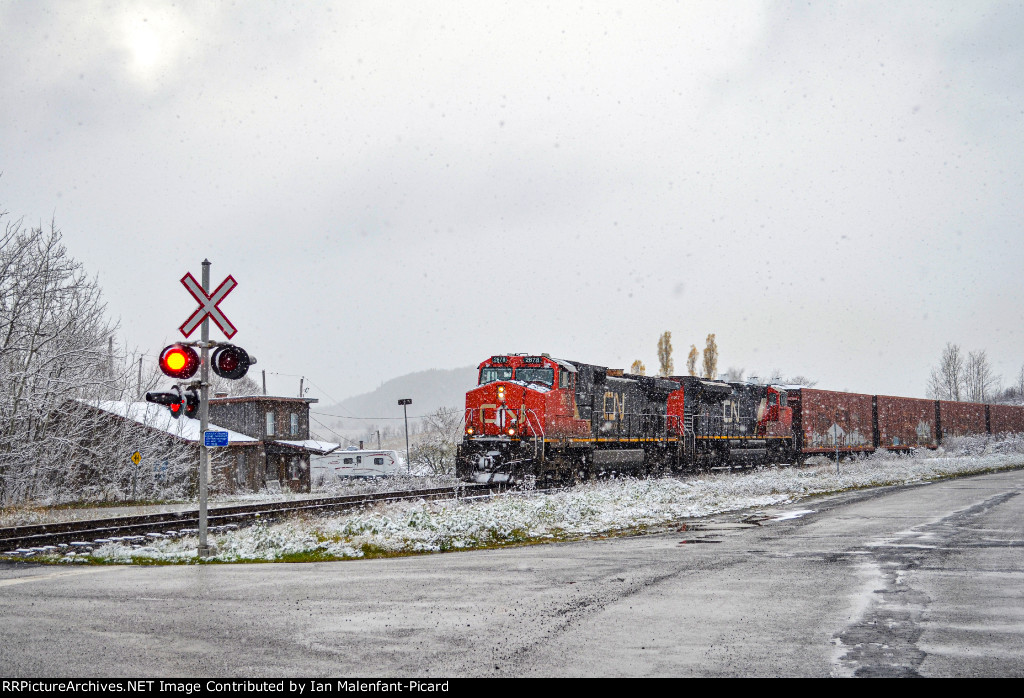 CN 2678 leads 402 at St-Fabien