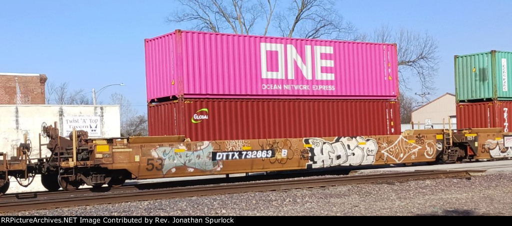 DTTX 732863B and two containers