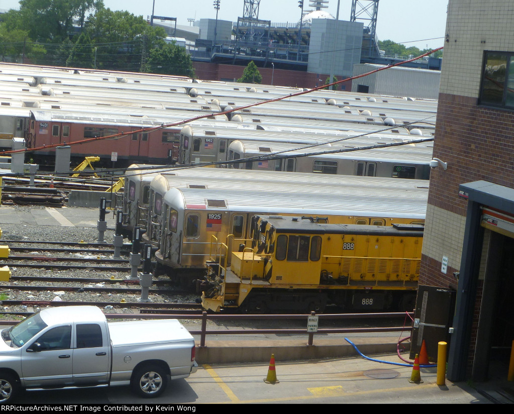 NYCT GE R77 (50 ton) switcher 888