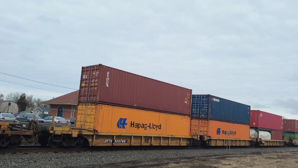 DTTX 400749 (Triple Well Car Altogther)