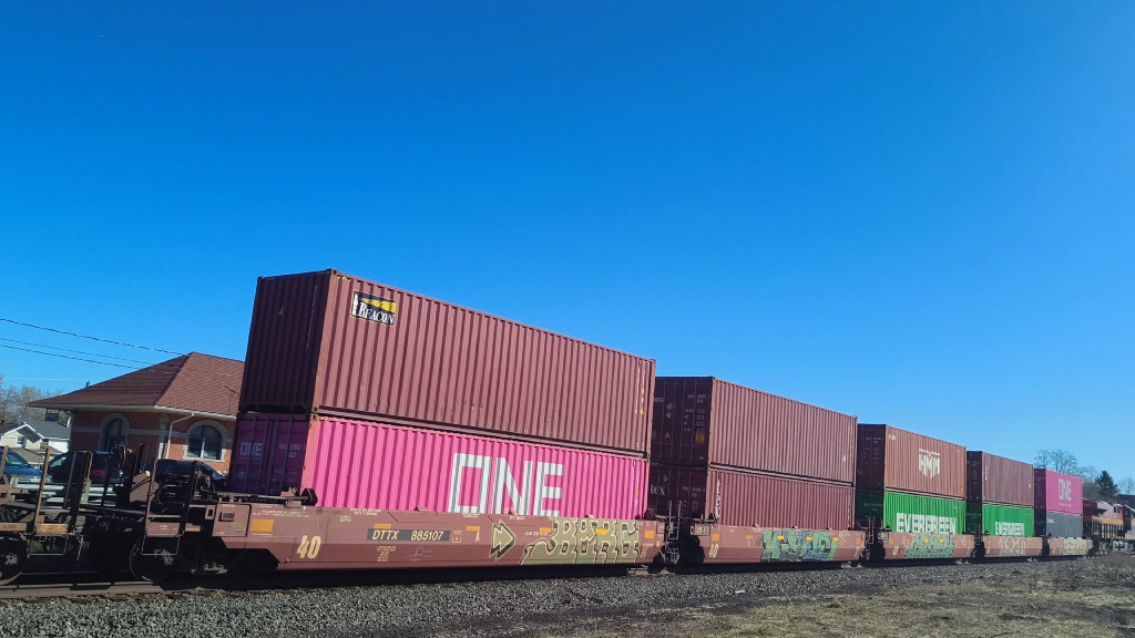 DTTX 885107 (5 Section Well Car Altogther)