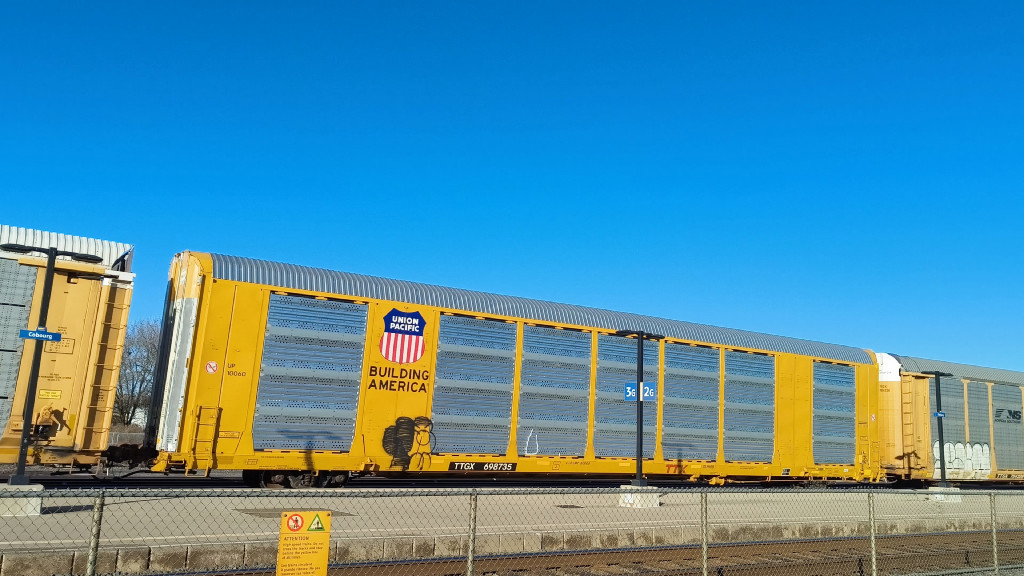 UP 10060 (Body) TTGX 698735 (Flat)