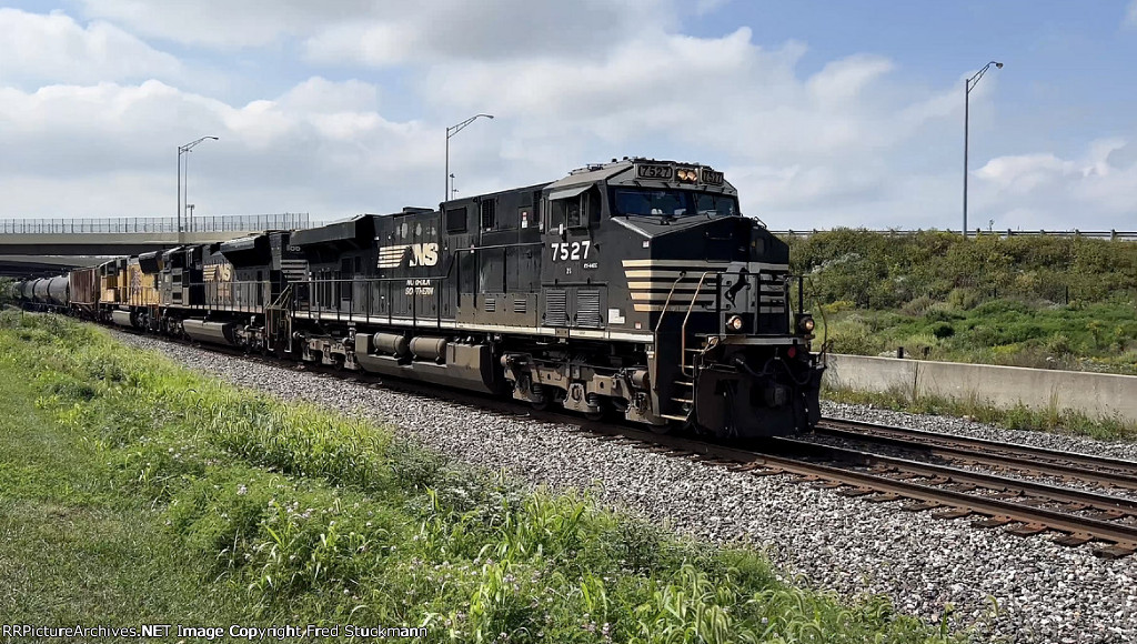 NS 7527 leads B729 on the CSX.