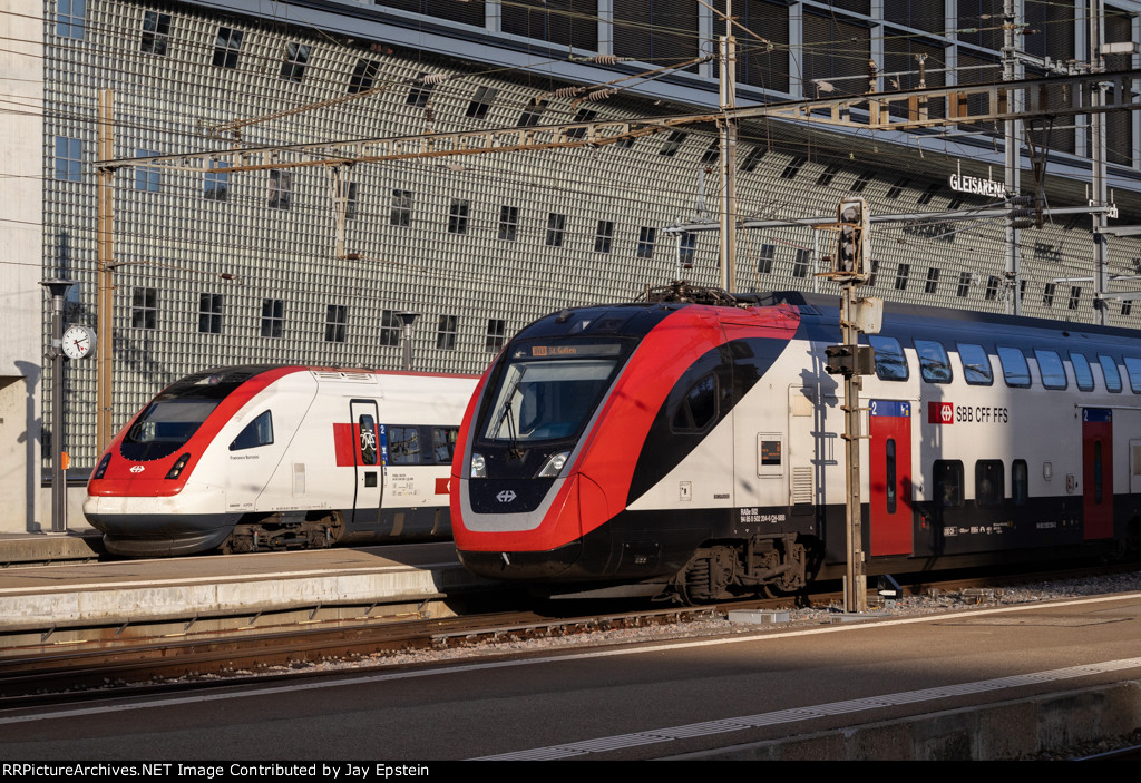 New and Oldish Swiss InterCity EMU's at Zurich Hauptbahnhof