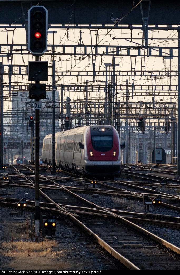 An RABDe 500 EMU arrives at Zurich in the last light of the day