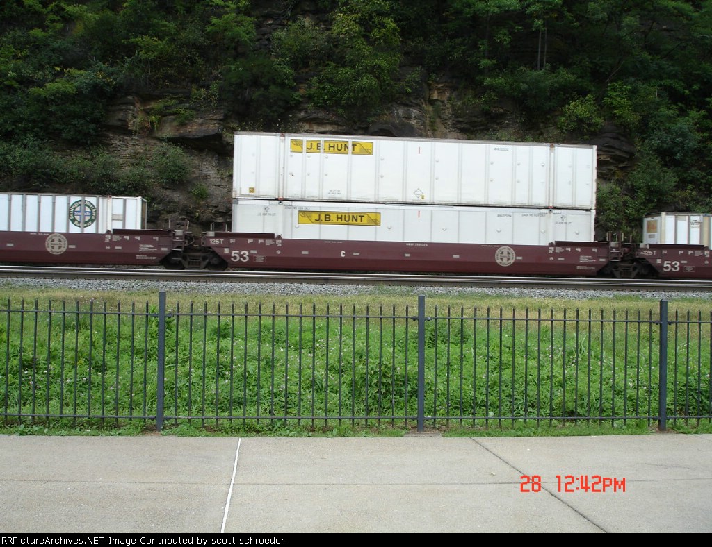 BNSF 253632C Double-Stackcar w/2 JBHU Containers EB