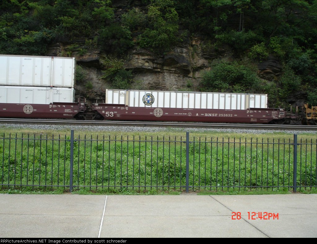 BNSF 253632A Double-Stackcar w/HUBU 232171 Container EB