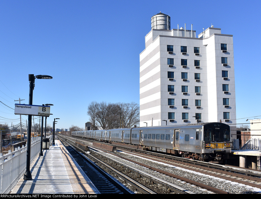 This same westbound heads away from the platform toward Jamaica, Woodside, and Manhattan.