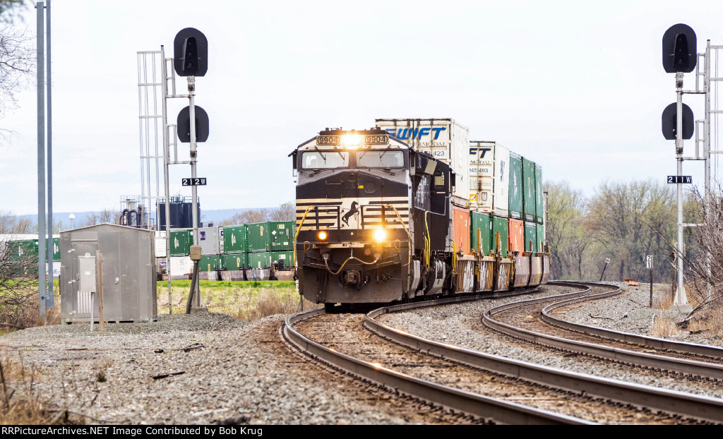 NS 9904 leads eastbound stacks, NS train symbol 28X around Shamrock Curve