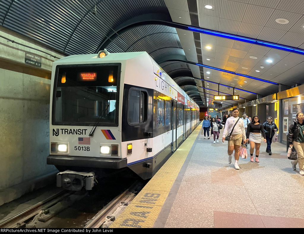 HBLRT train at Bergenline Ave Sta 