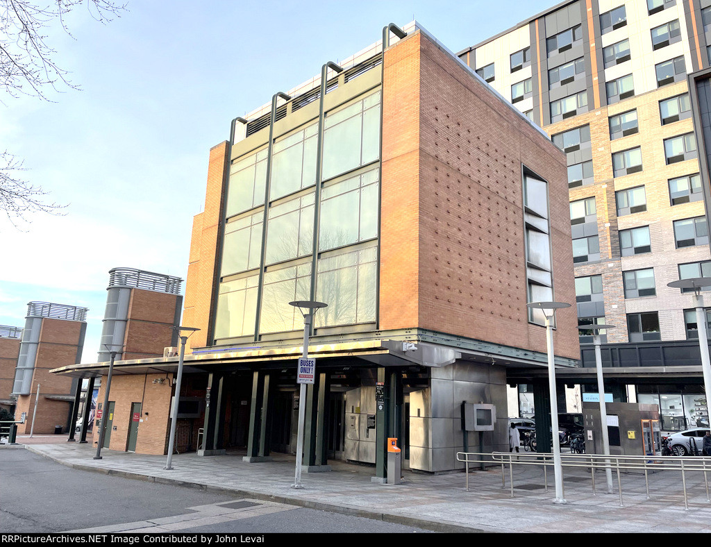 Bergenline Ave Station building