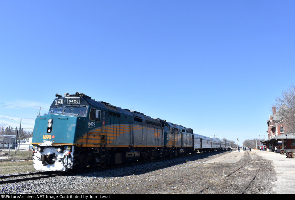 VIA692 at Dauphin Station with the two F40PH-3 units on the point