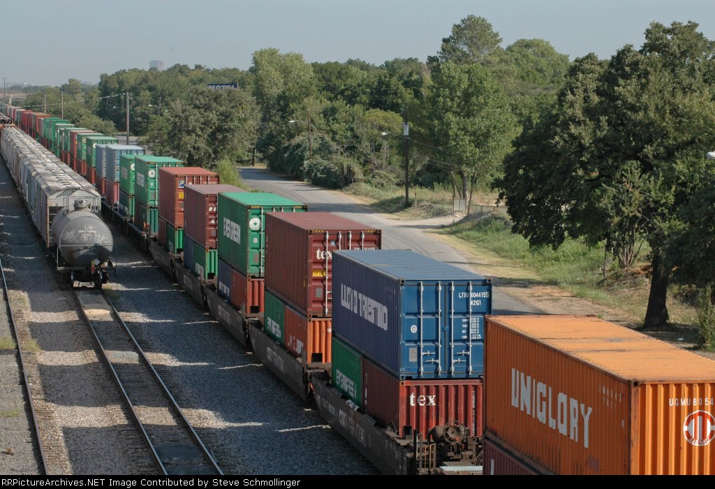 Double-stacks at UPs Miller Yard