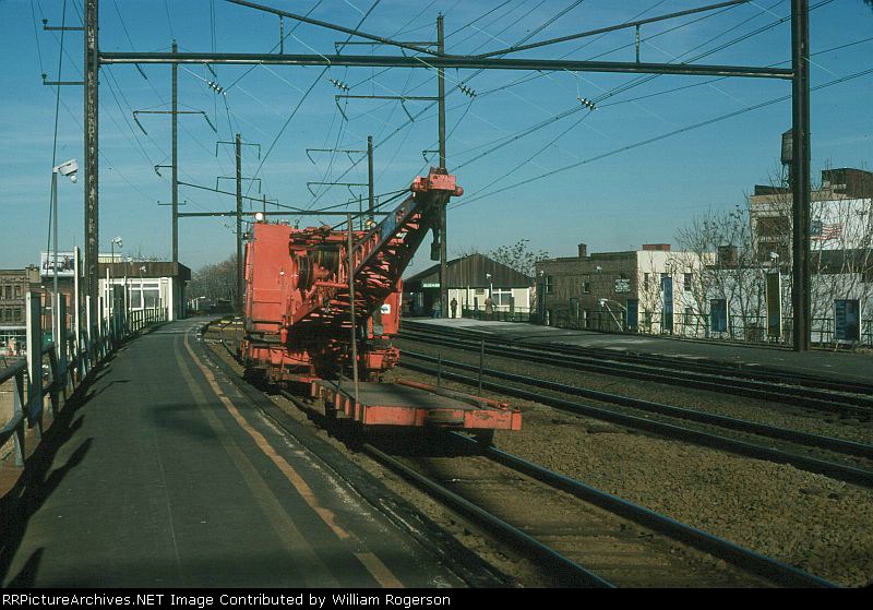 Southbound Amtrak MoW Crane