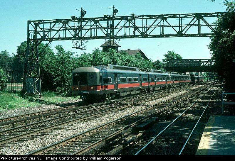 Southbound Metropolitan Transit Authority (New York) Commuter Train with Connecticut Department of Transportation MU Cars 