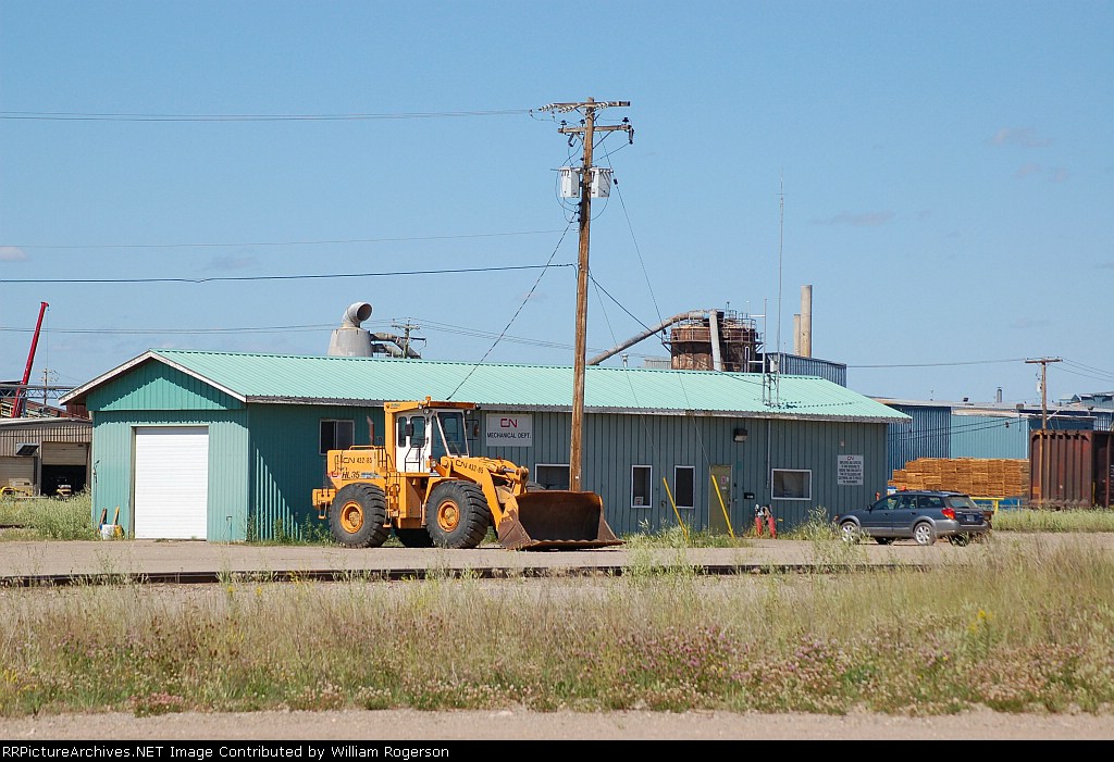 Canadian National Railways, Mechanical Department Building and Front End Loader No. 432-85 