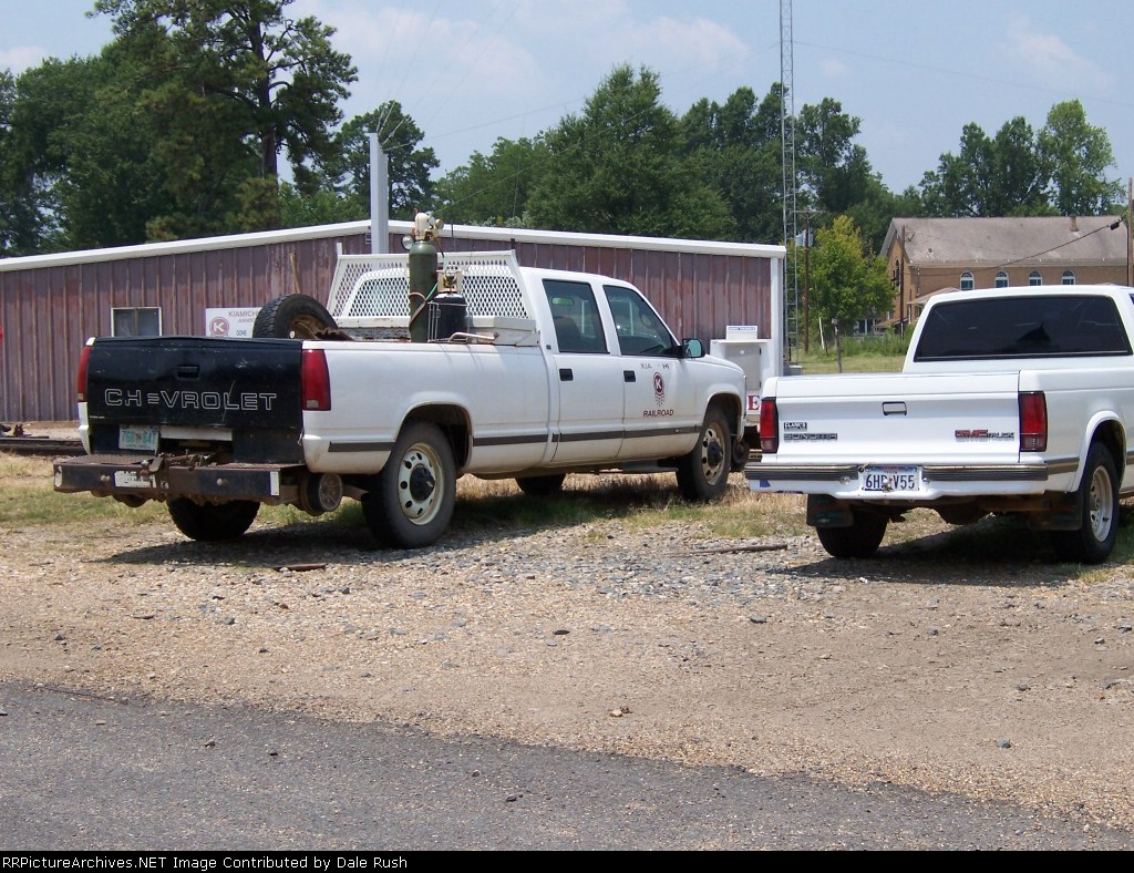 Kiamichi Railroad MofW trucks