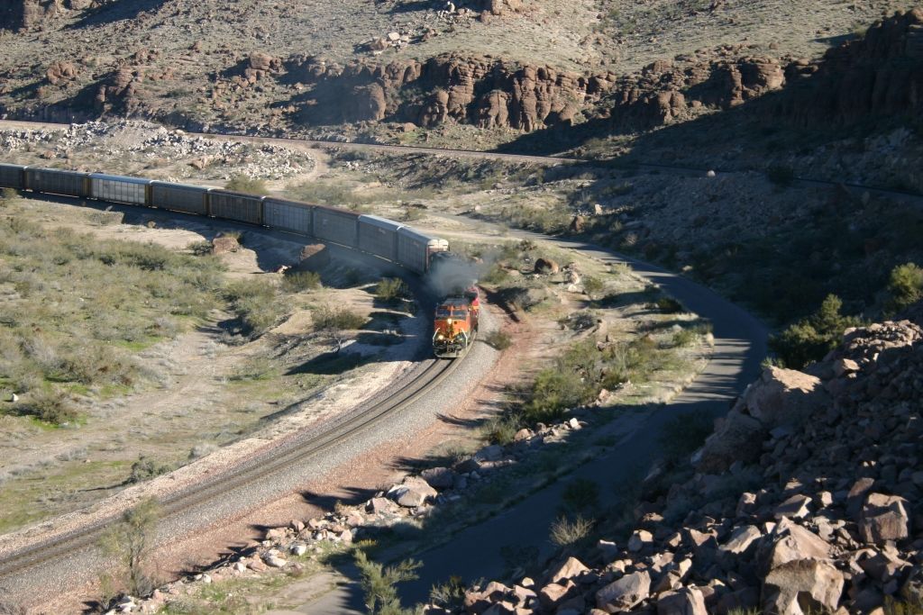 BNSF Autorack train takes the curves