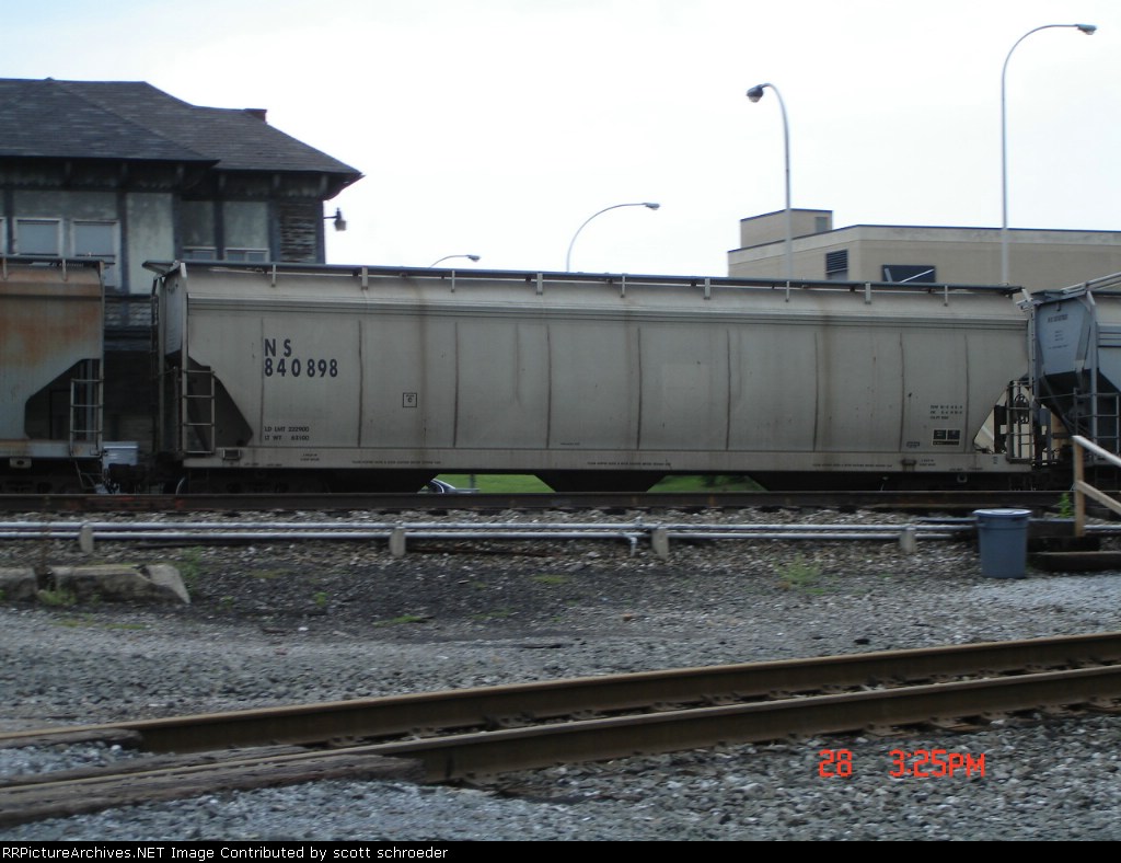 NS 840898 Covered Hopper WB 