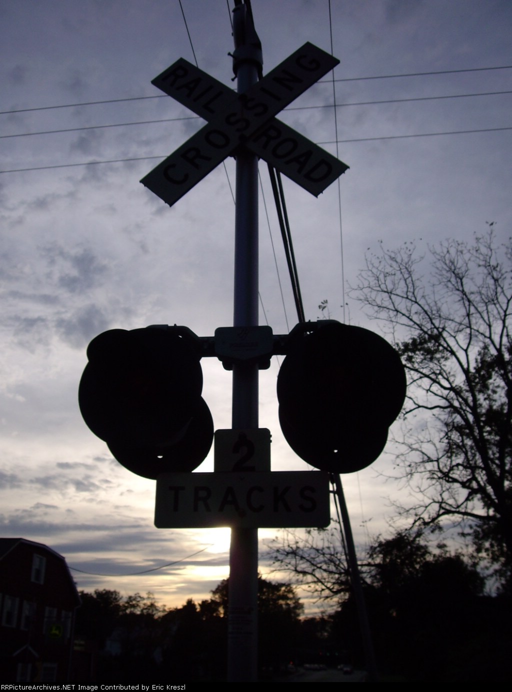 Sycamore Ave. Crossing Flasher at dusk