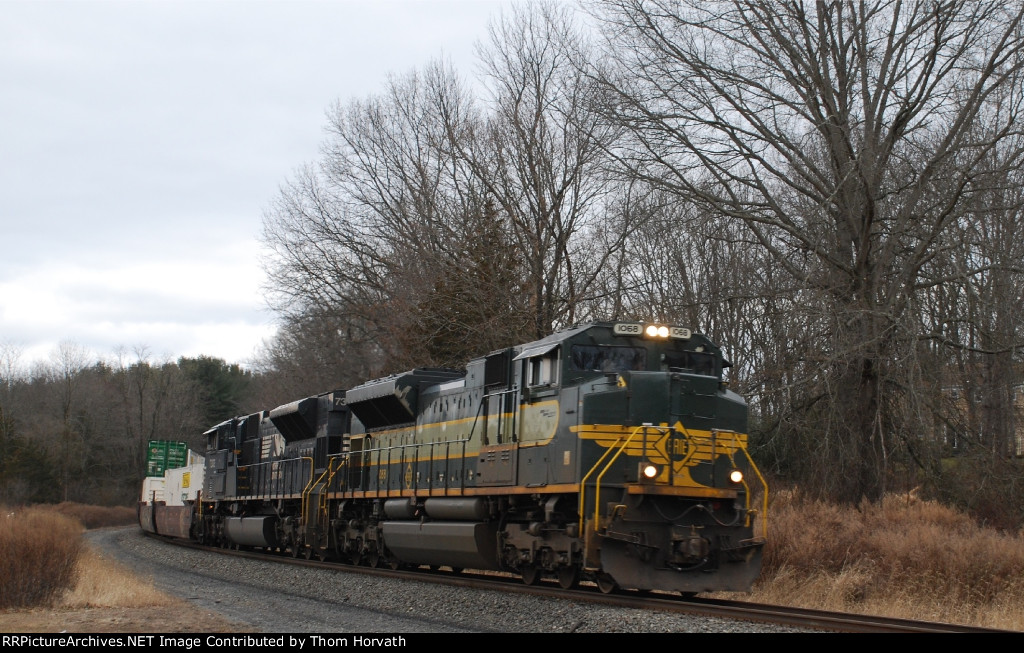 NS 294 rounds the curve near the Kiceniuk Road grade crossing