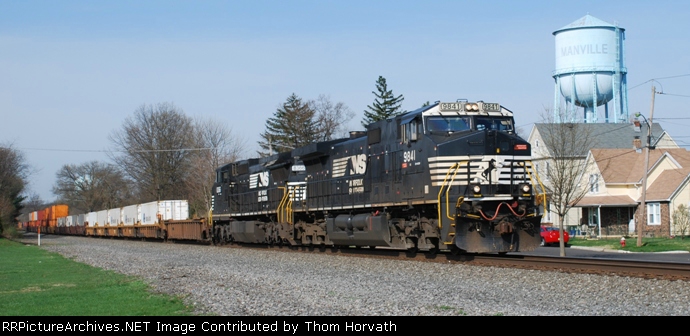 NS 22V makes its way east over the LEHL at 9:35