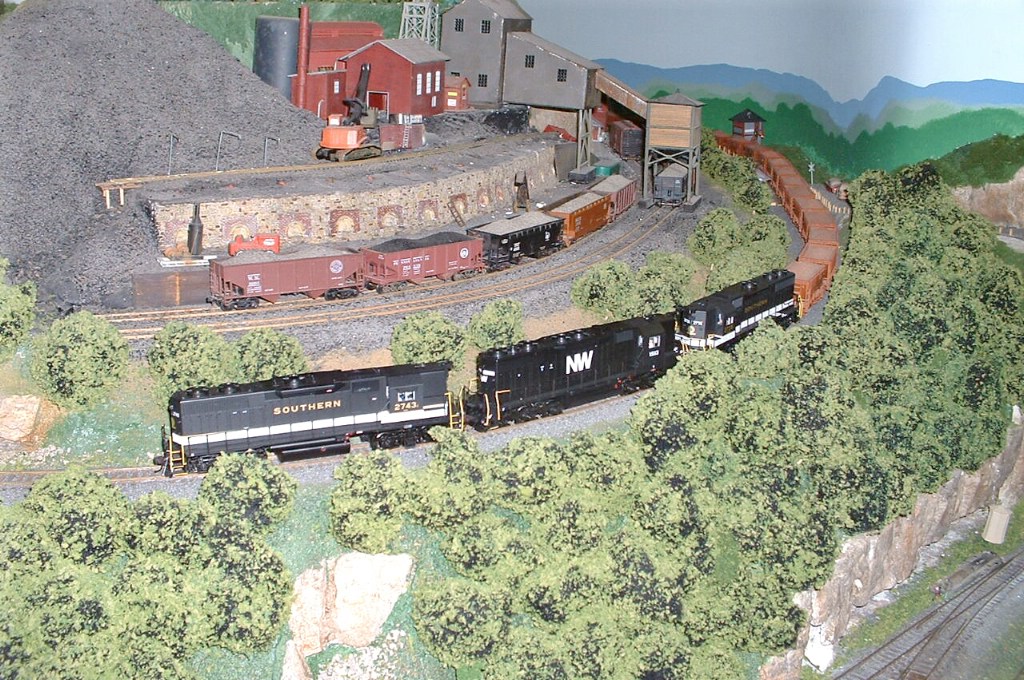 Southern 2743 - NW 1513 - Southern 2735 helpers