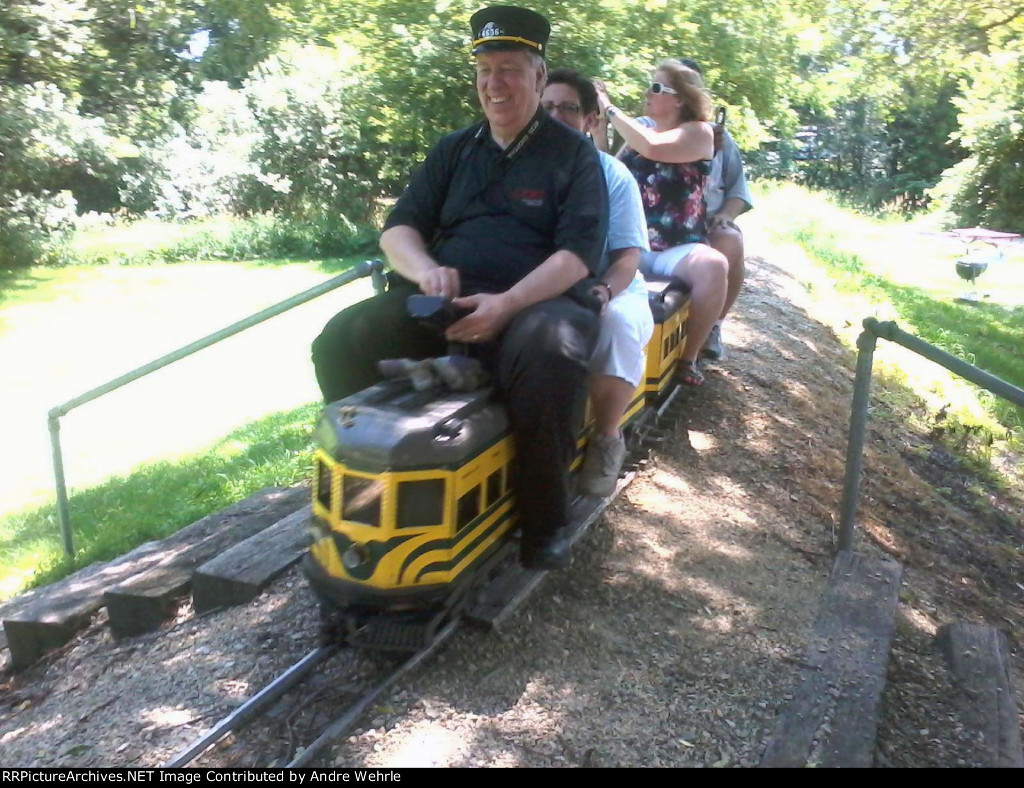 Milwaukee Electric 2-car interurban on the 7 1/2" gauge MLES railroad