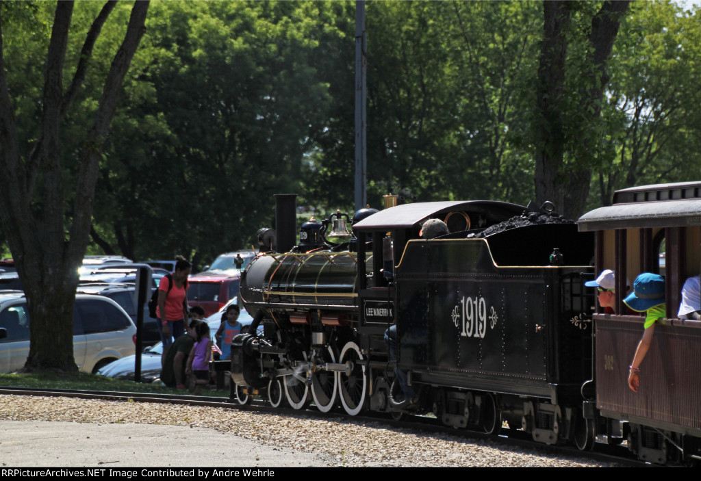Chuffing around the tight bend at the south end of the loop