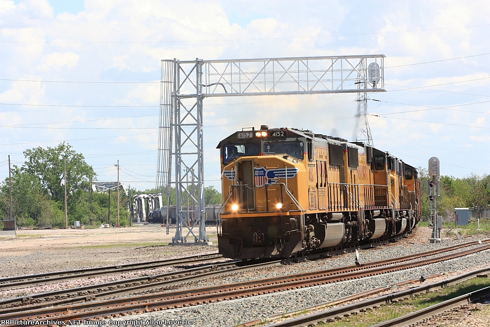UP 4152 west