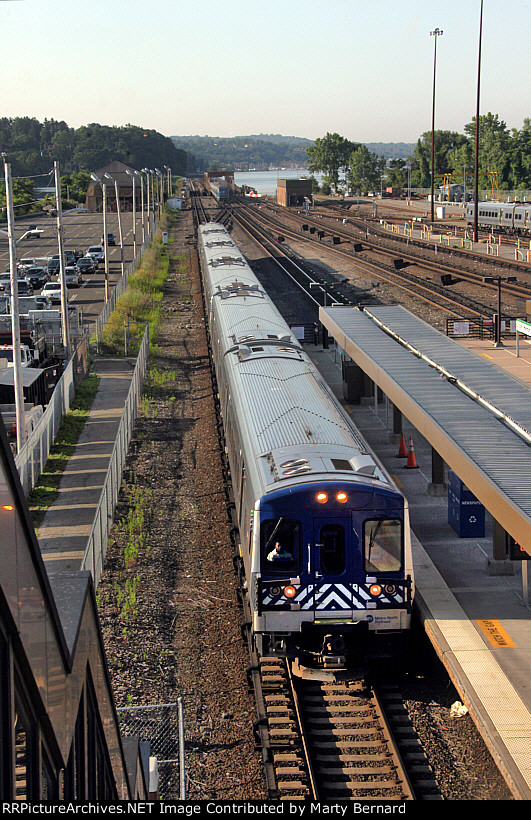NB Metro North EMU
