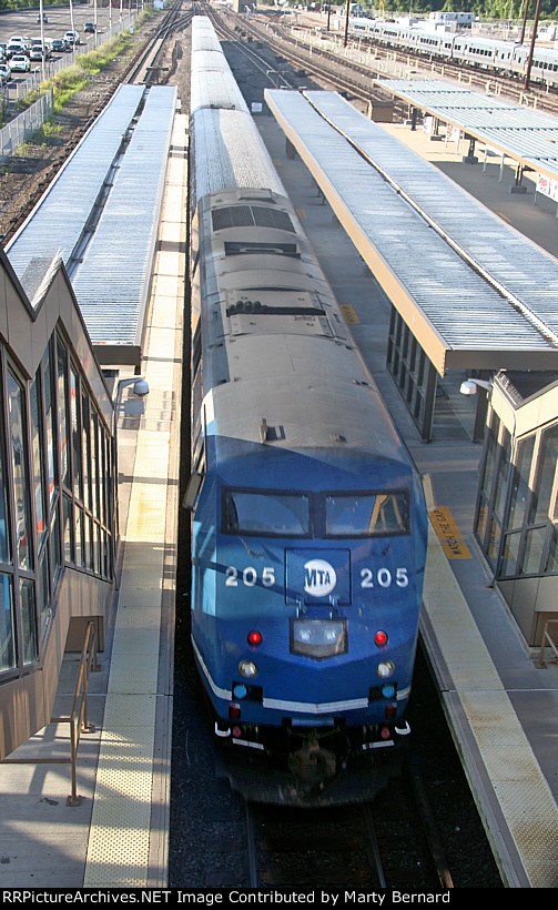 Metro North 205 with NB Tr. 830