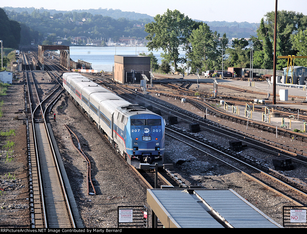 Metro North 207 With Tr 818