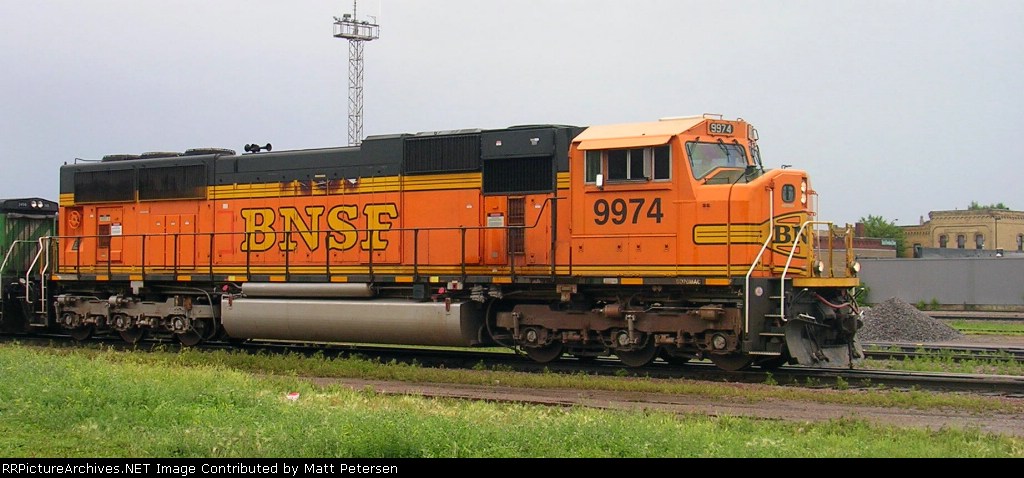 BNSF9974+SD70MAC.JPG