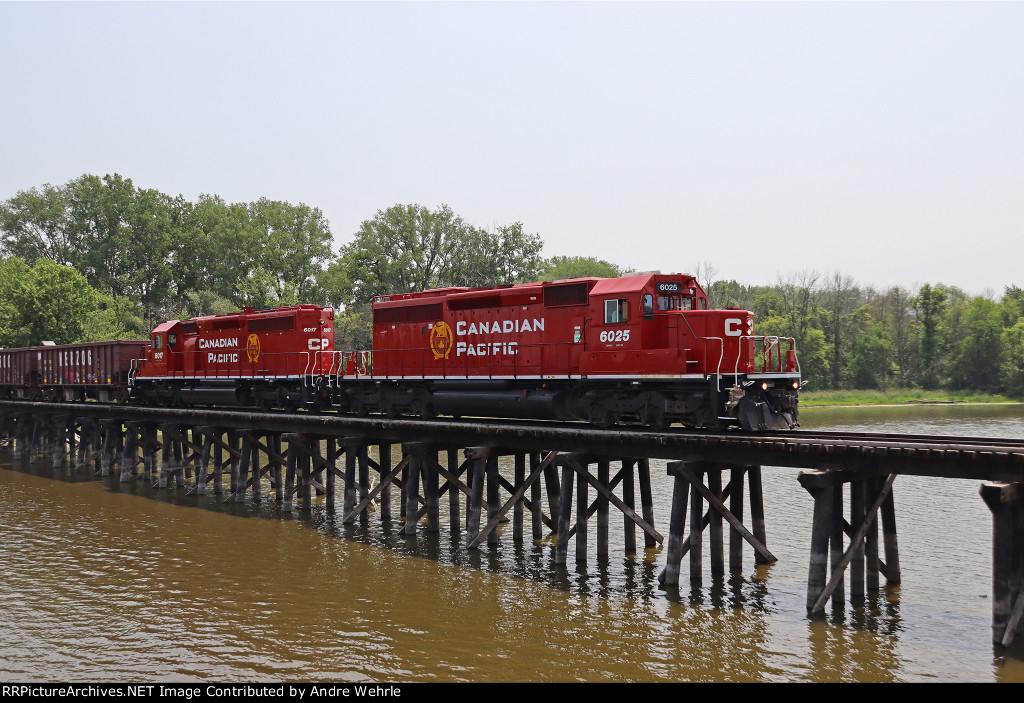 2WWA-17 rolls across the Crawfish, taking thd Herzog set out to Michels Pit to for another trainload of ballast