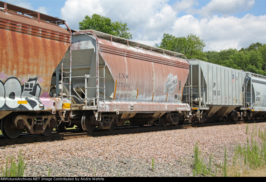 CNW 175534 with the "Employee Owned" logo in MAGBU's train