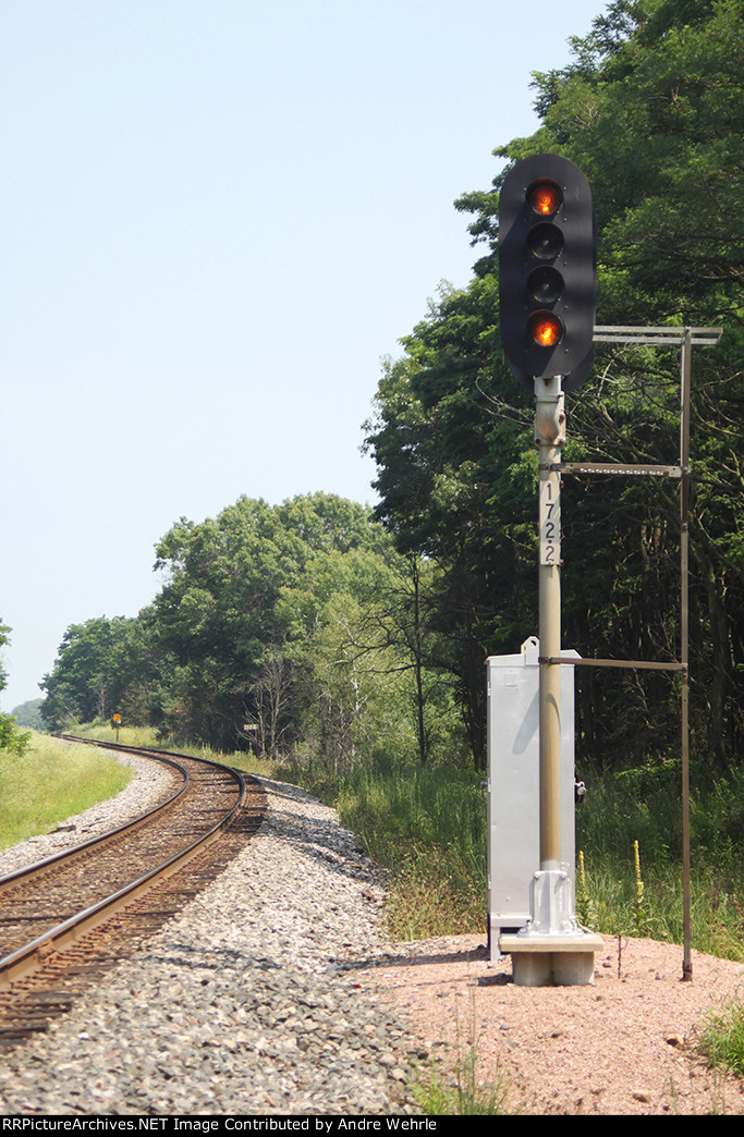The MP 172.2 signal shows some sort of approach indication for eastbound train 662