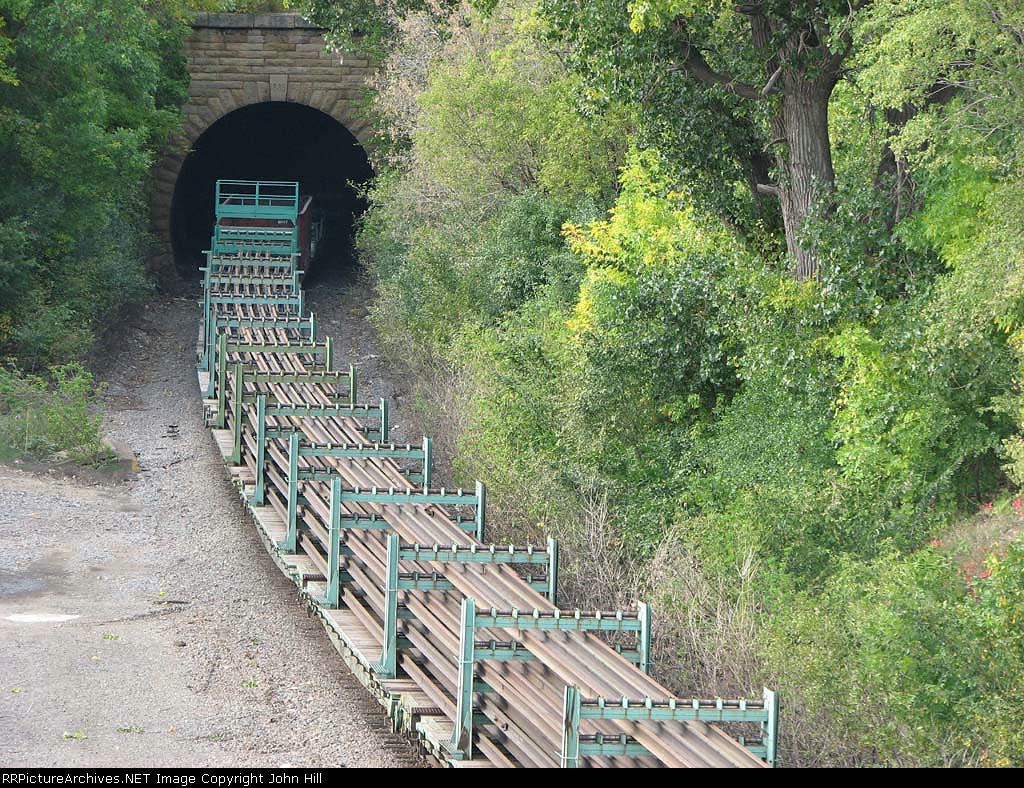 070921025 Westbound (or Northbound?) UP ribbonrail train on BNSF St. Paul Sub. at CTC 7th St.