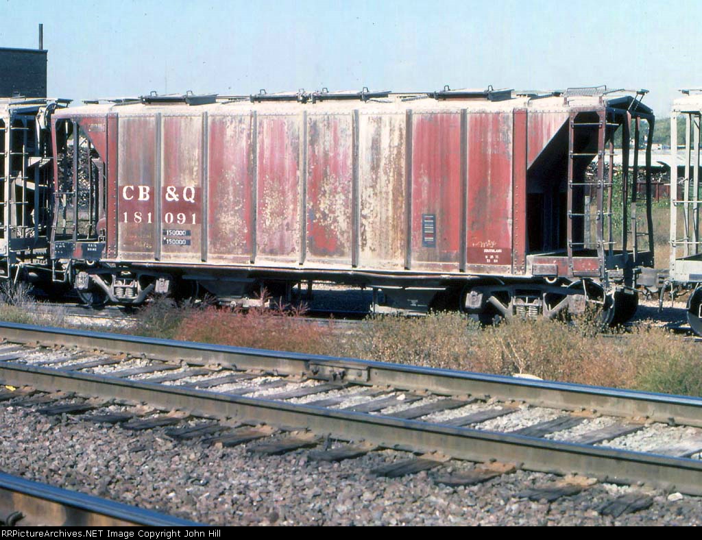 1020-28 CB&Q 181091 bt north Mpls cement plant on ex-NP near Mississippi River