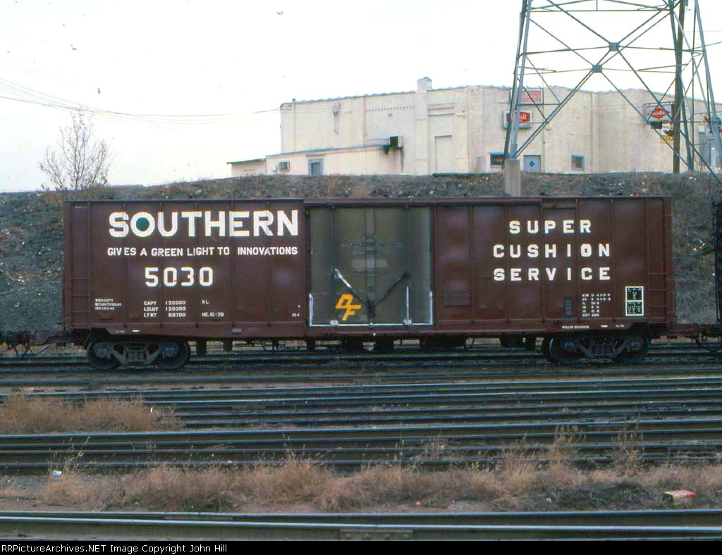 1028-32 SOU 5030 at BN St. Anthony Jct.