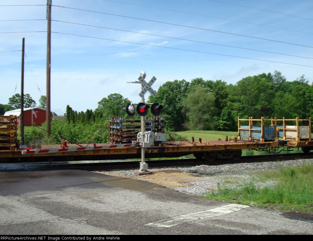 Flatcar with pipe supports