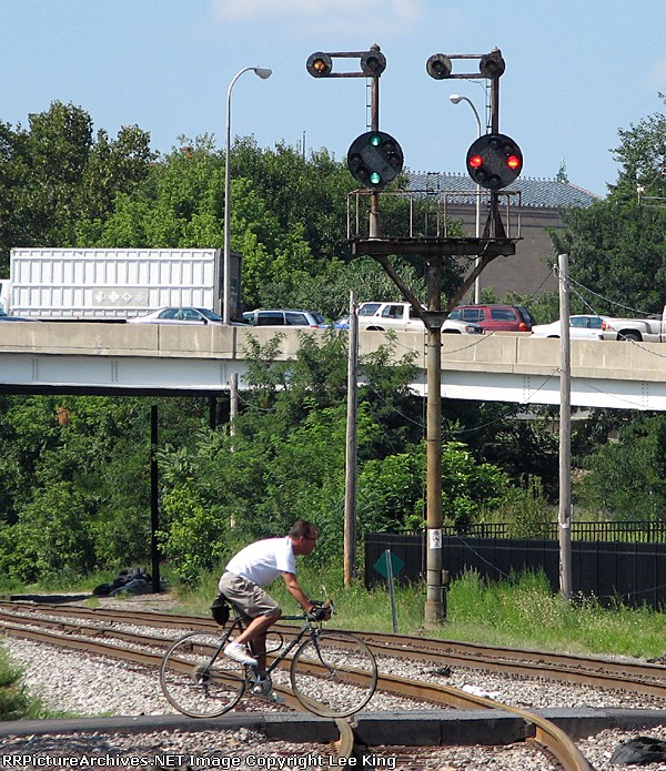 Q174 clear eastbound at Vine