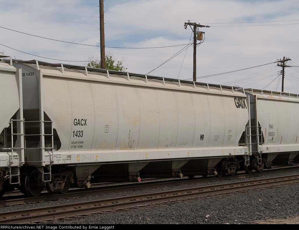 GACX 1433 travels in a WB manifest at 2:31pm