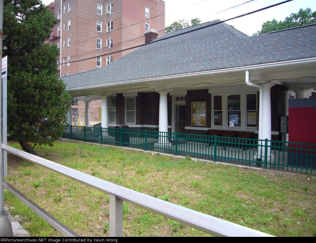 Kew Gardens station house