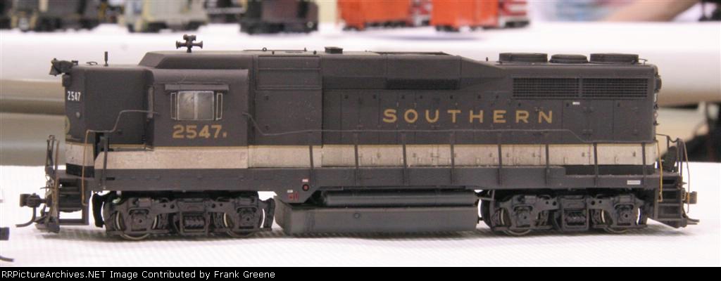 Southern GP-30 2547 by John Simpson