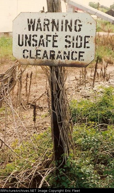 LN warning unsafe side clearance sign
